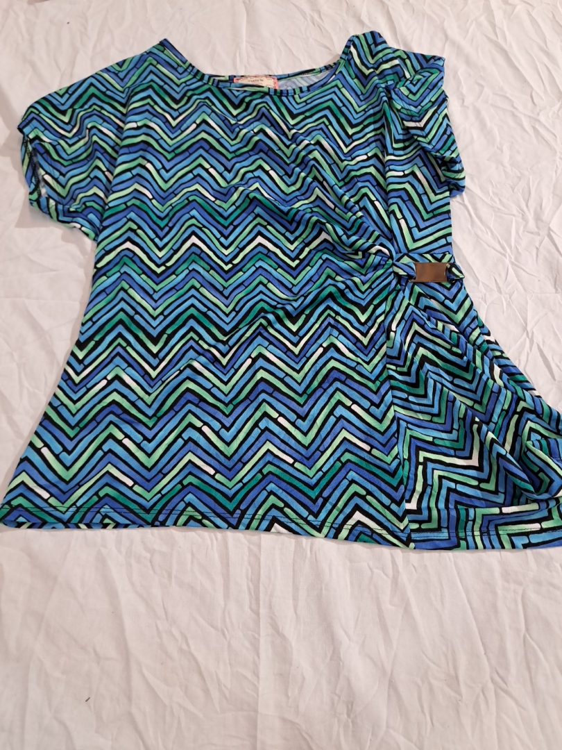 ジグザグパターンのTシャツ