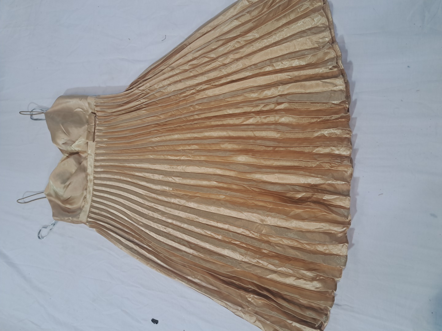 ゴールドプリーツイブニングドレス