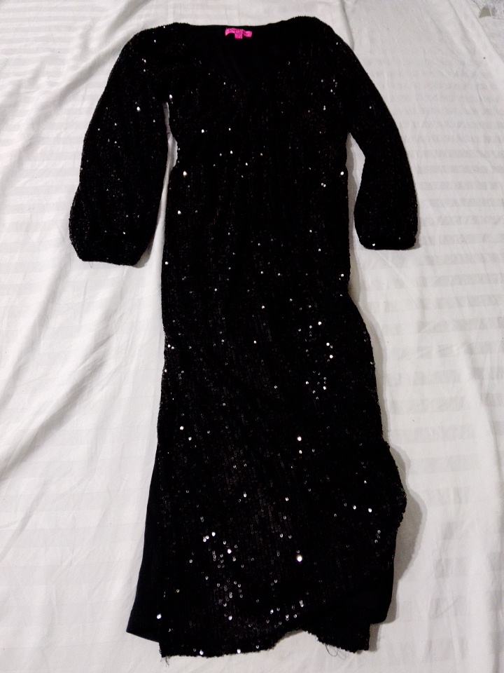 Besser, ein schwarzes Pailletten-Kleid zu tragen