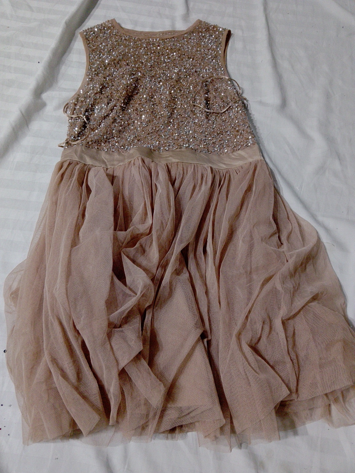 Robe en tulle beige pailletée