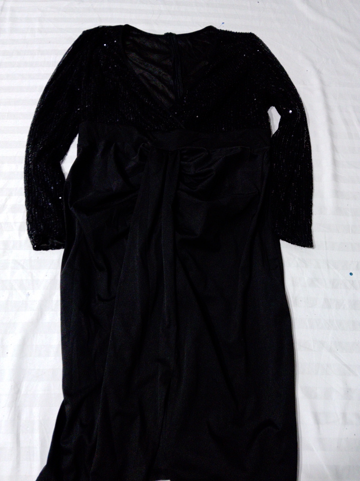 Robe noire à manches longues avec des manches à se..