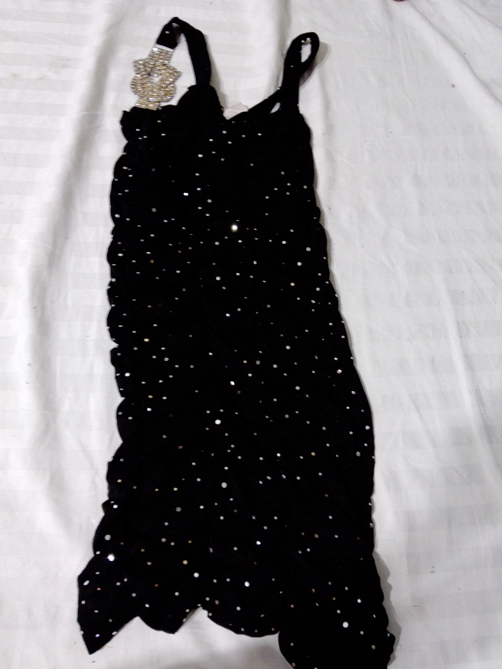 Robe noire pailletée