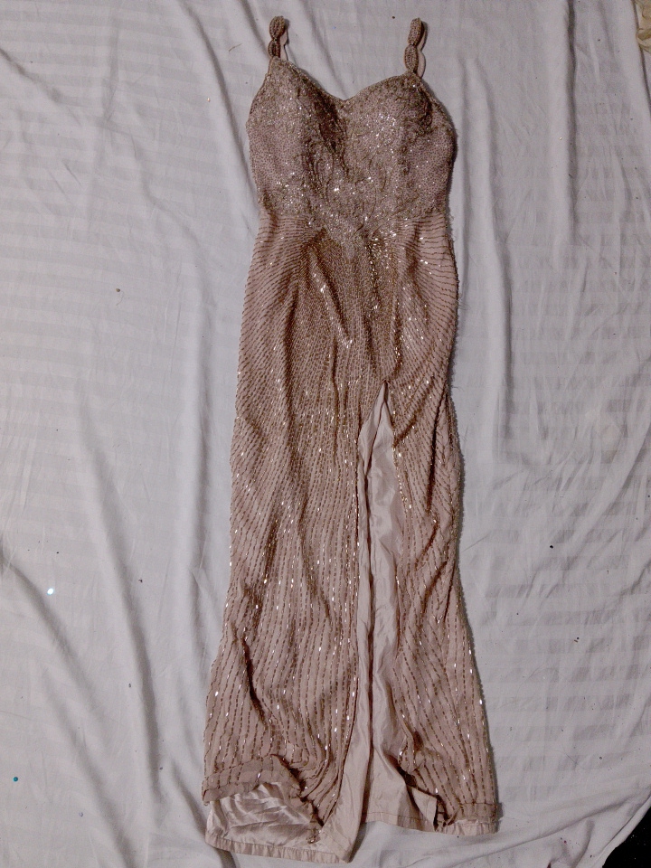 Robe de soirée beige à sequins