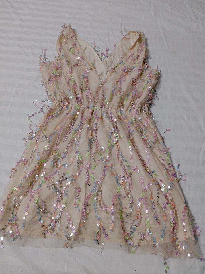 Abito beige con paillettes