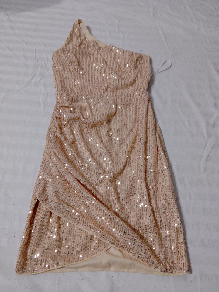 Abito a spalla unica con paillettes