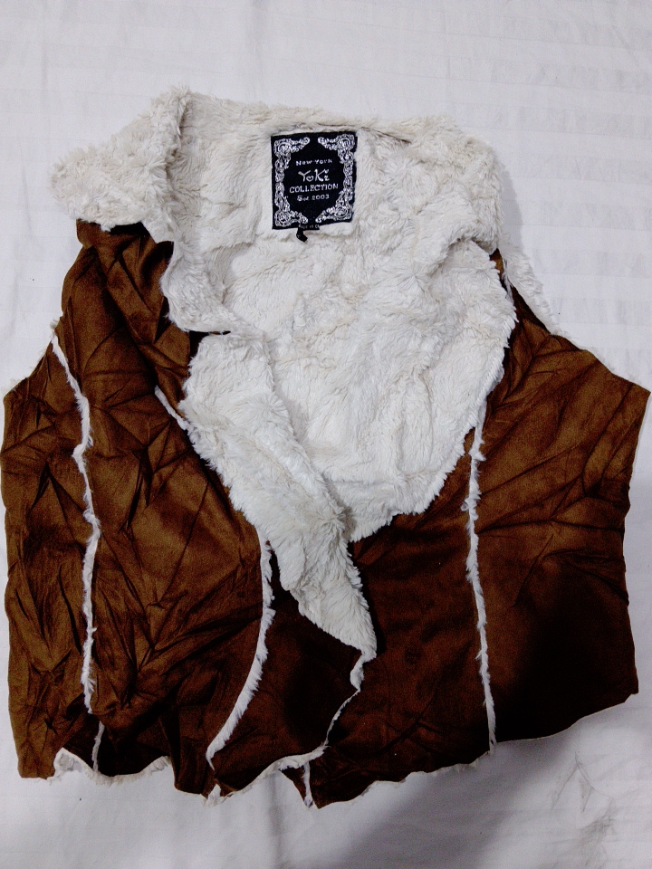 Veste en fourrure brun et blanc