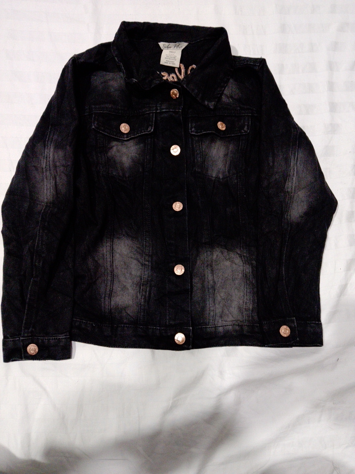 Giubbotto di jeans neri con decorazioni