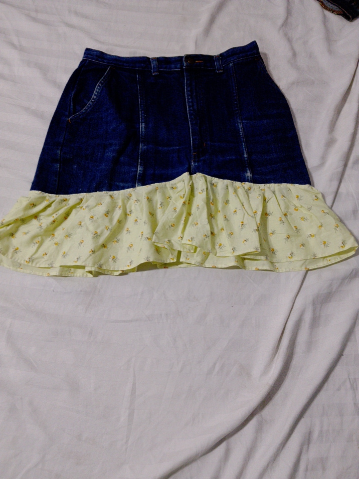 Jupon en denim avec volants floraux