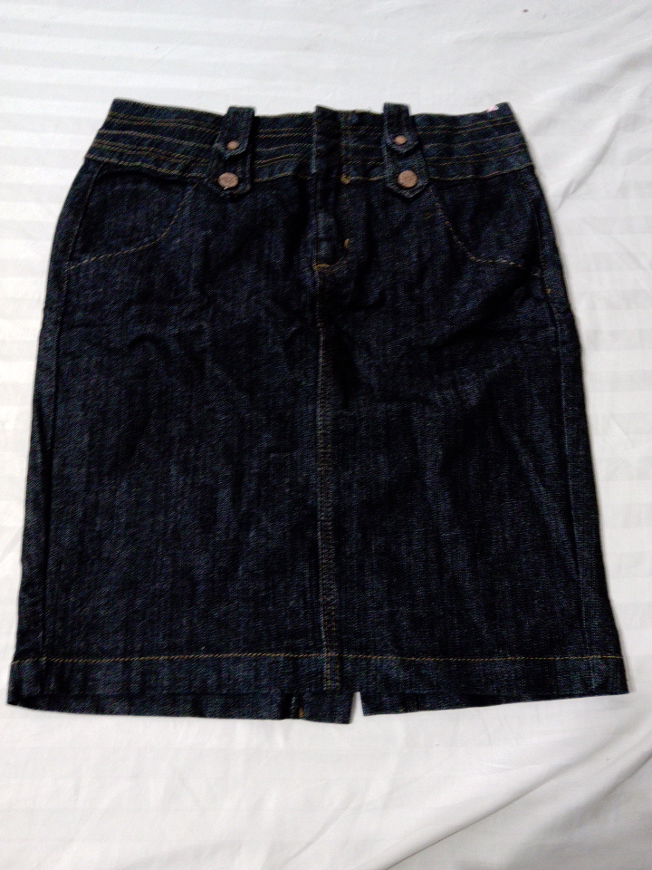 Dunkelblauem Jeansrock