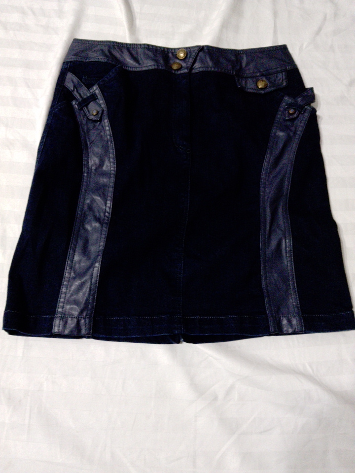 Jupe noire avec des accents en cuir