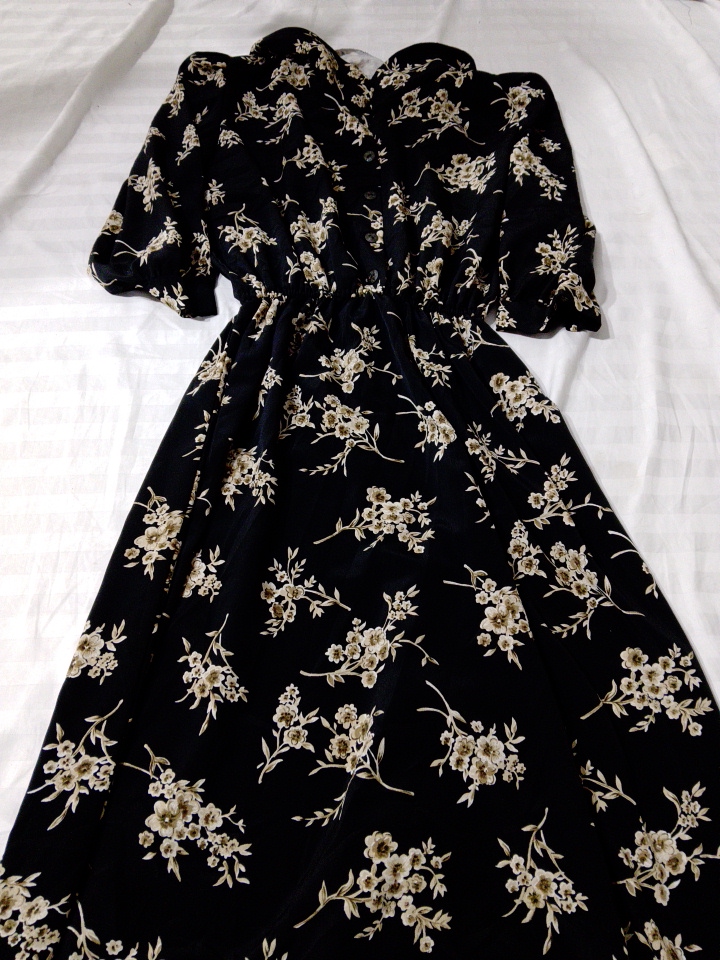 Robe florale noire