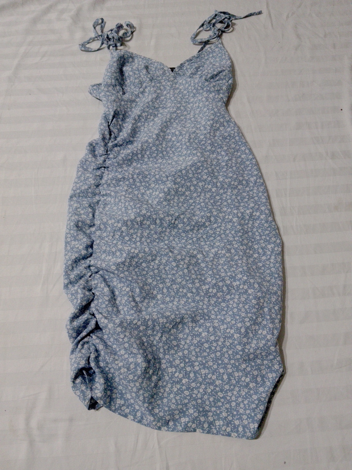 Blaues Blumen-Hüftband-Minikleid