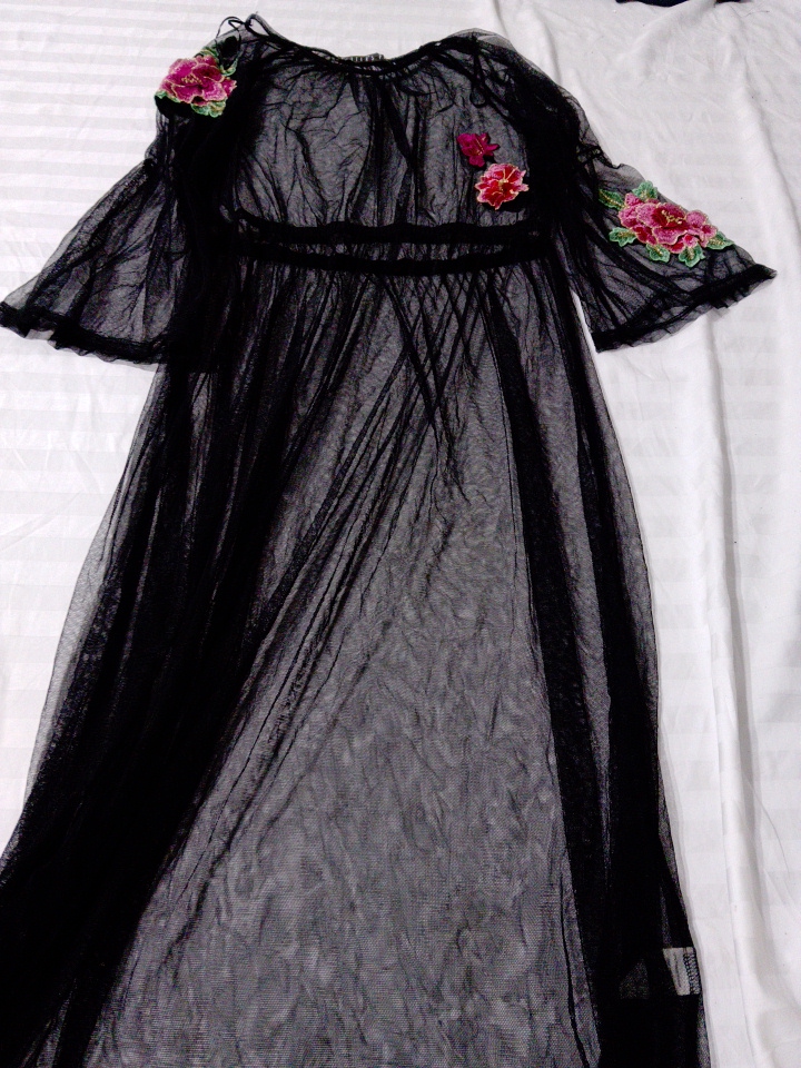 Robe noire avec superposition en dentelle florale