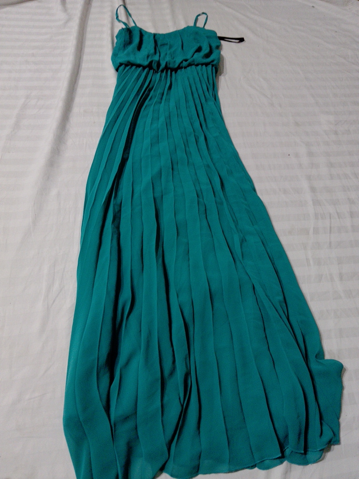 Türkises plissiertes Maxikleid