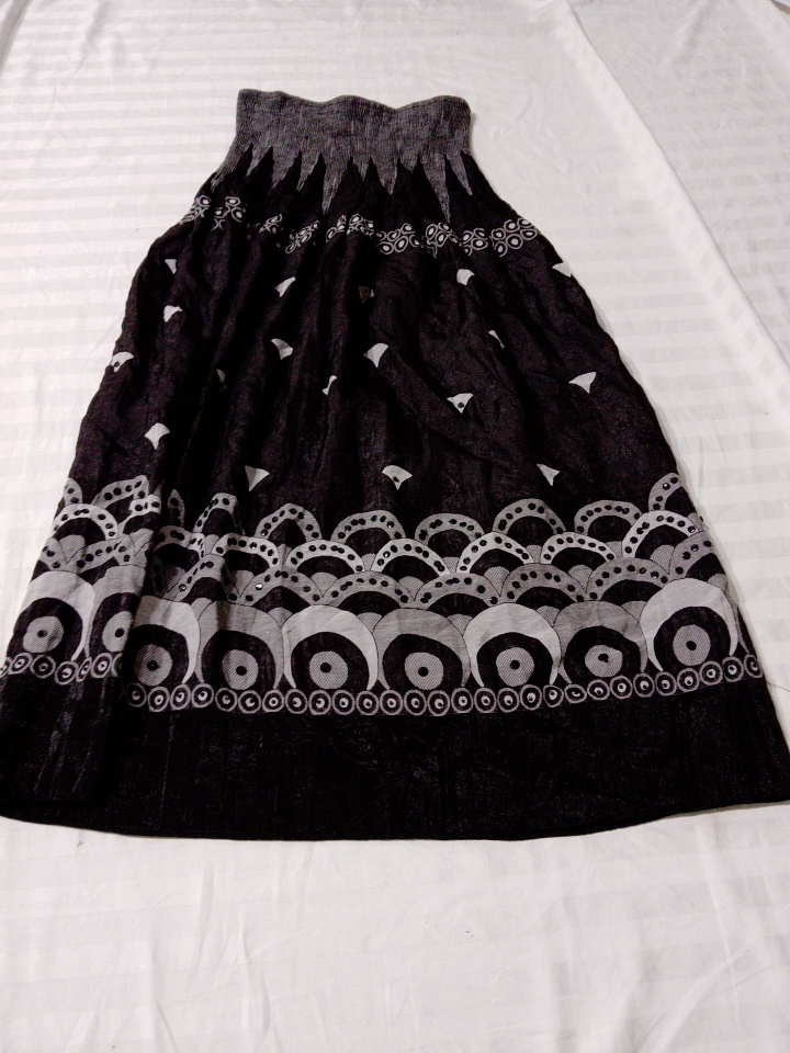 Jupe brodée noire et blanche