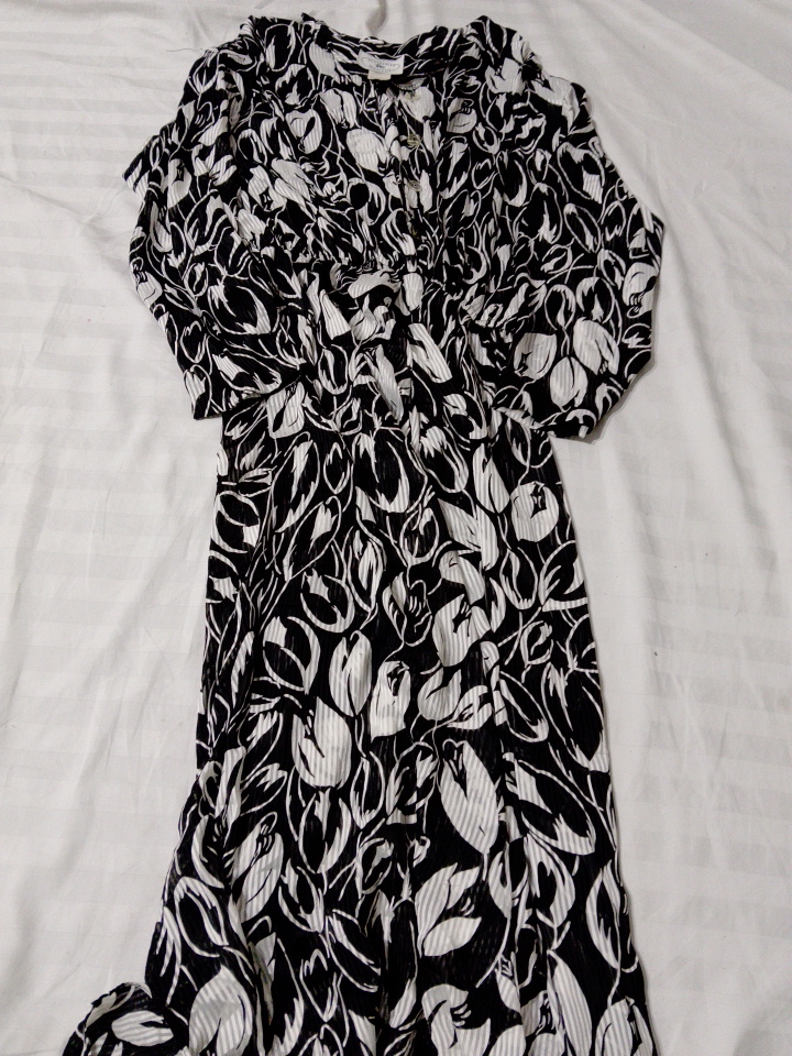 Robe florale noire et blanche