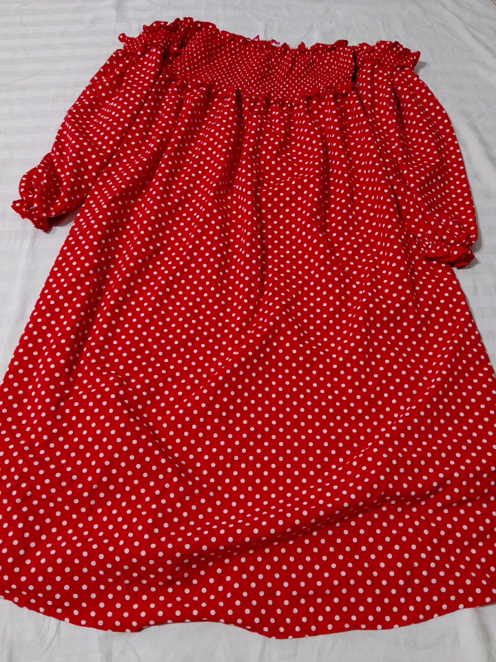 Robe rouge à pois, décolletée épaule.