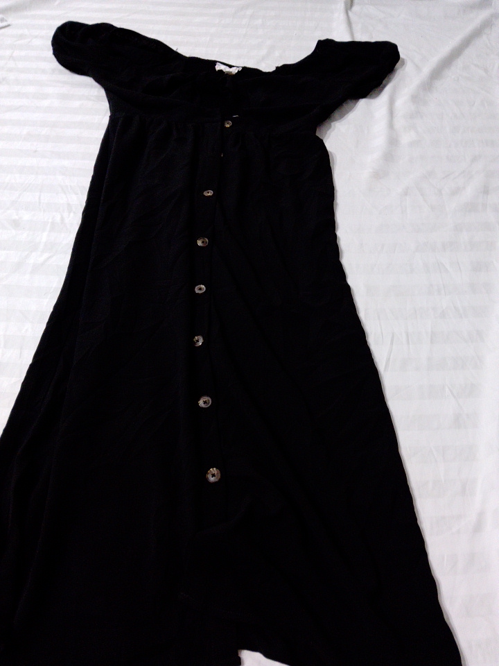 Robe noire à épaules dénudées
