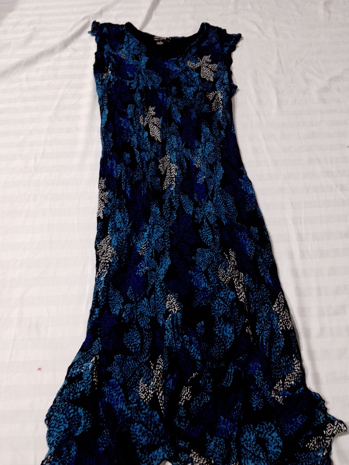 Blaues florales Rayon-Kleid