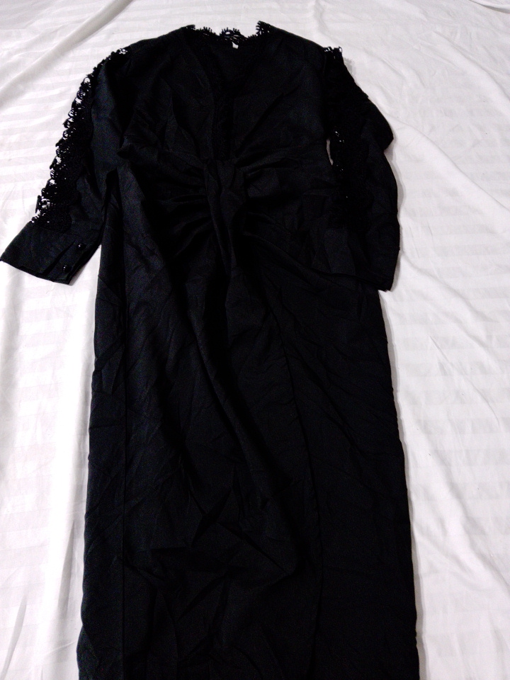 Abito con bordino in pizzo nero