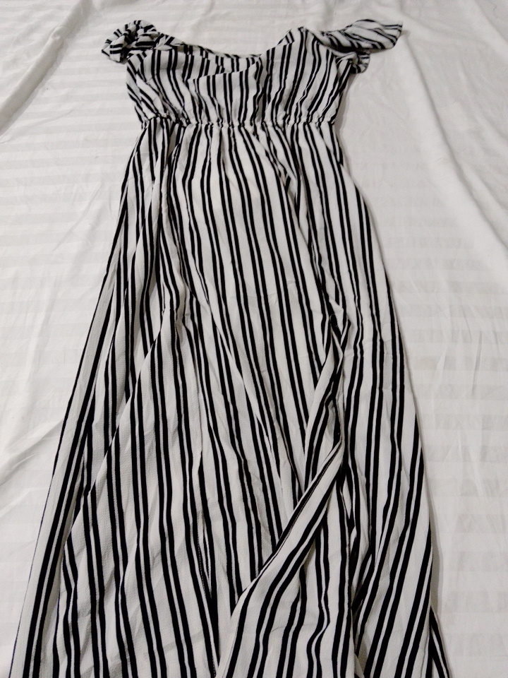 Robe maxi rayée décolletée épaule.