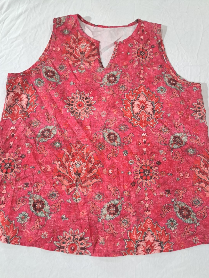 フローラルパターンのノースリーブトップ