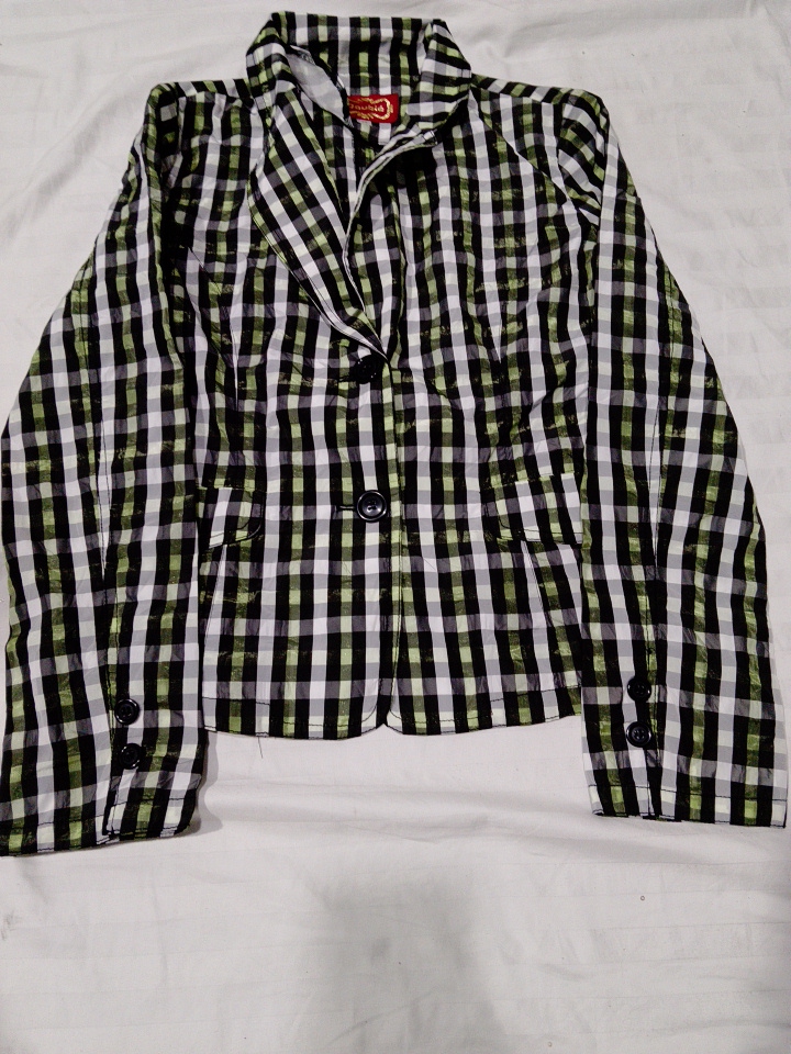「緑、黒、白のチェックシャツ」