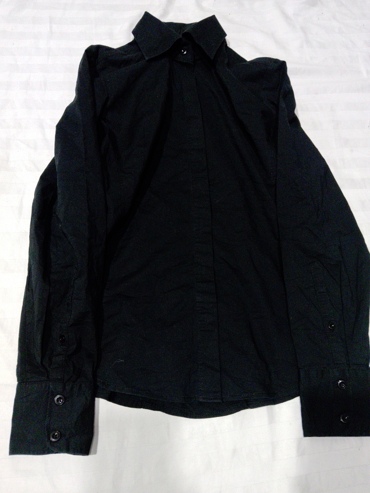 黒の長袖ボタンダウンシャツ