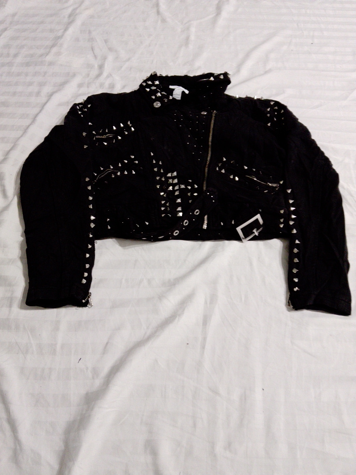 スタッズ付き黒ジャケット