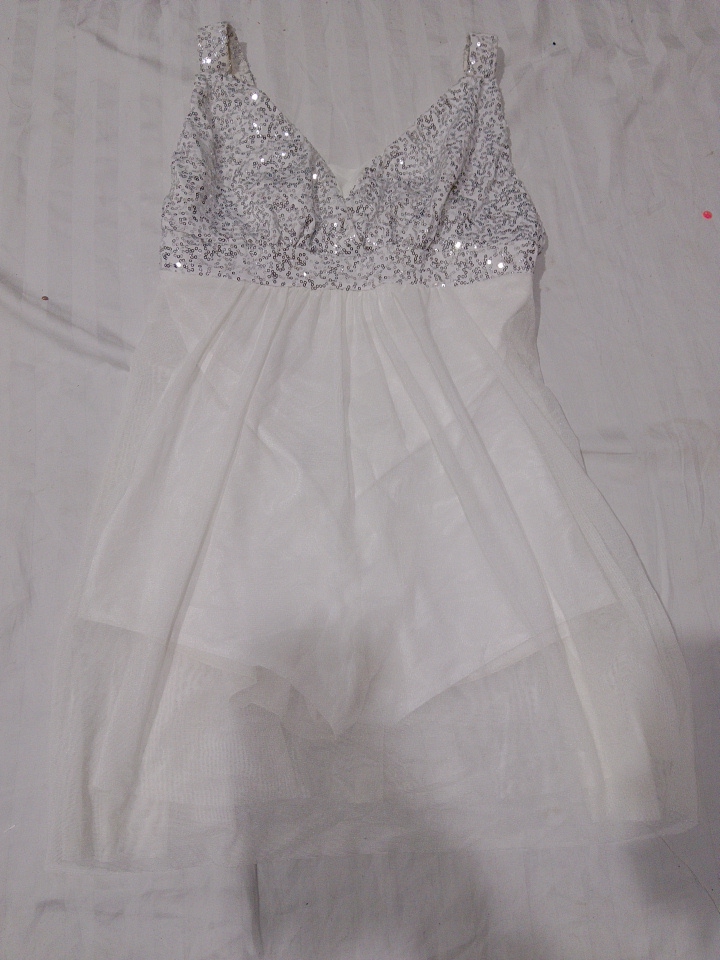 Vestido branco com lantejoulas