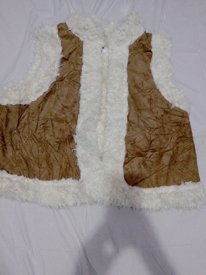 Braune und weiße pelzige Weste