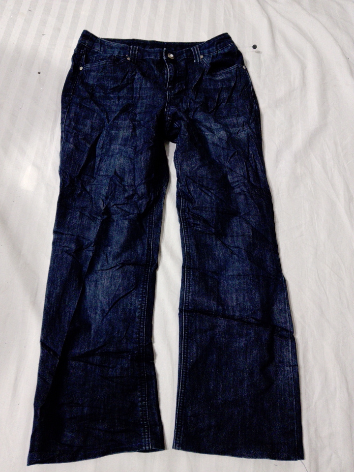 Jean en denim bleu foncé