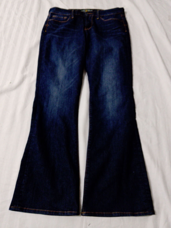 Jean en denim bleu foncé