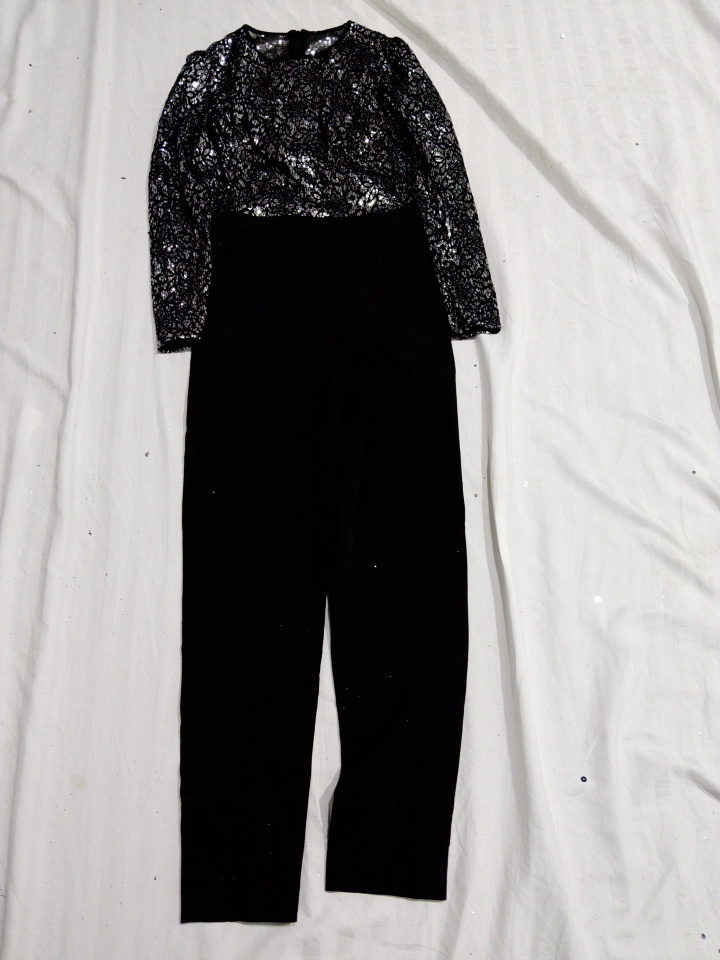 Pailletten-Top und schwarzer Jumpsuit