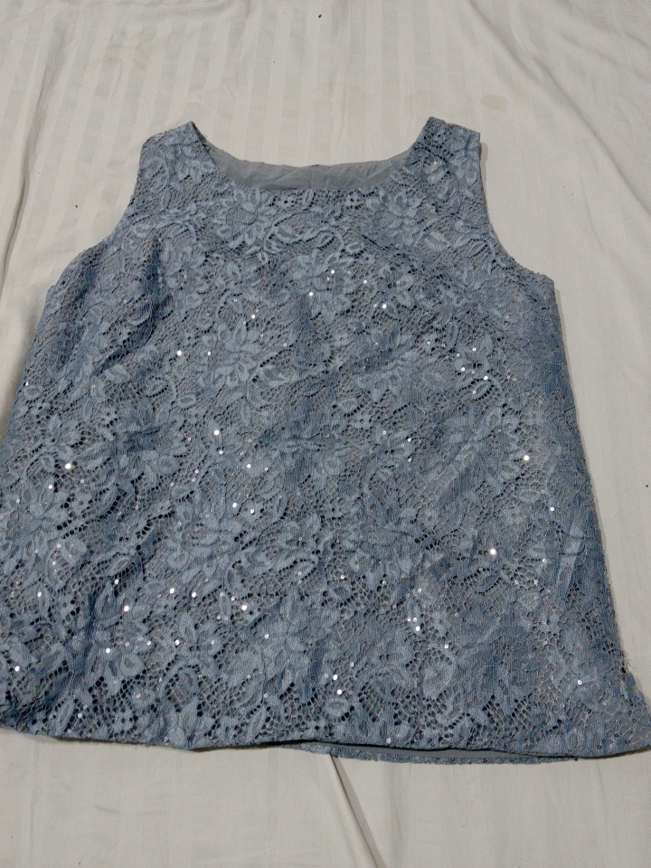 Top en dentelle bleue avec sequins