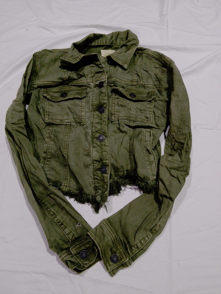 Jaqueta de Jeans Cropped Verde Oliva Oculta com Ba..