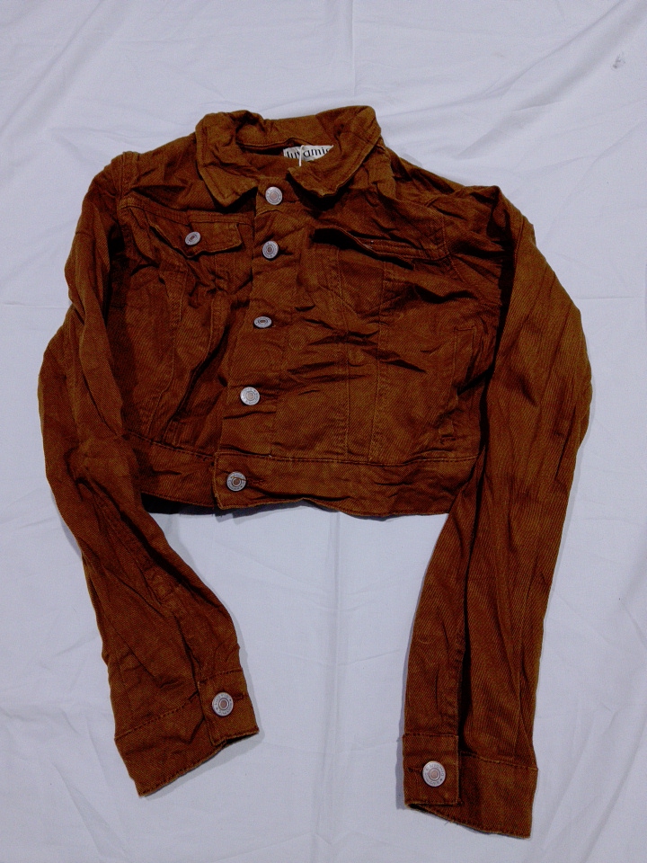 Jaqueta de corduroy curta marrom com botões fronta..