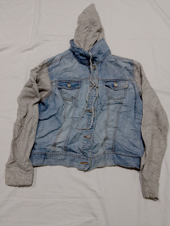 Jaqueta de Denim Cinza com Capuz e Mangas de Molet..