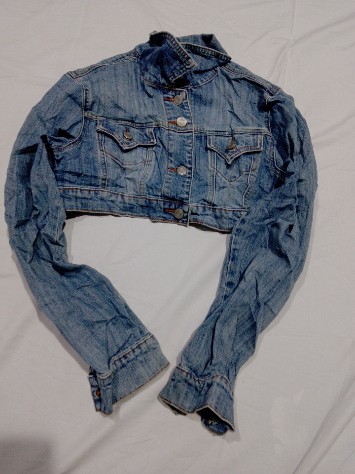 Jaqueta de Denim Cropped de Manga Longa com Botões..
