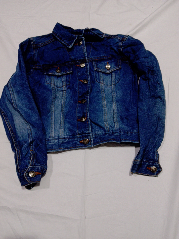 Veste en denim bleue Glo Girl avec devant à bouton..