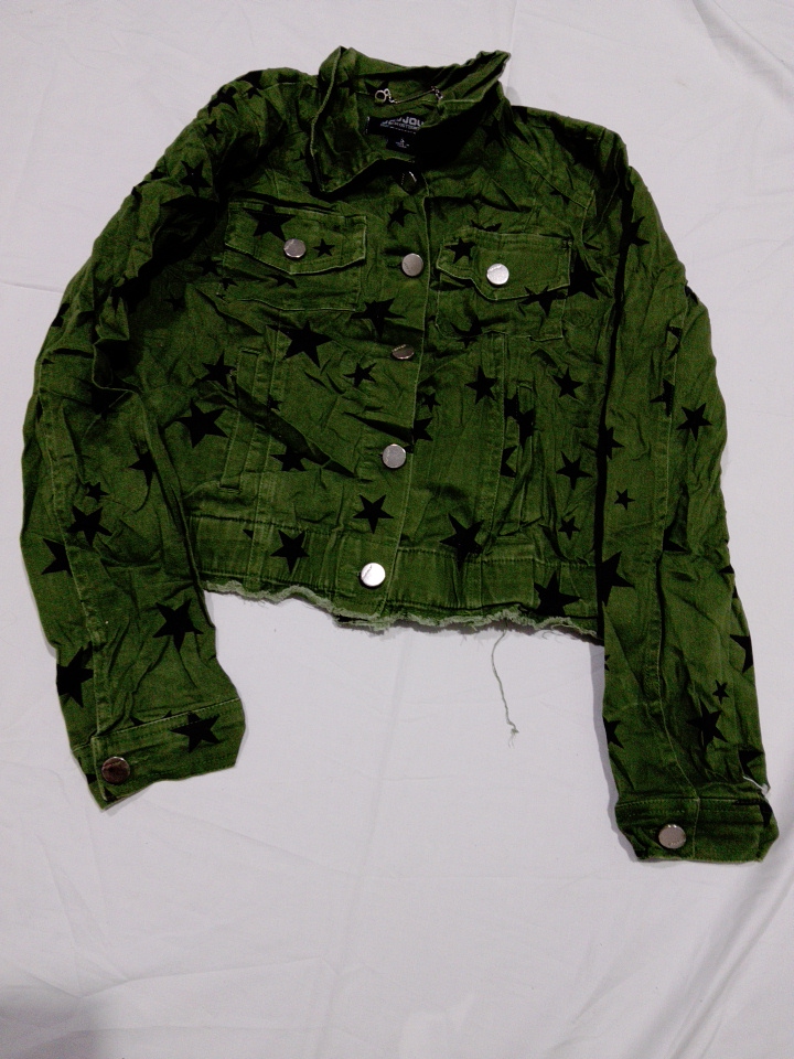 Veste en denim cropped imprimé étoile verte par Jo..