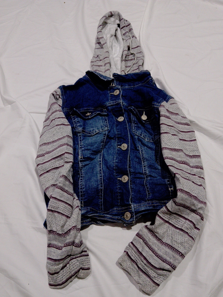 Wallflower Kapuzenjeansjacke mit gestreiften Ärmel..