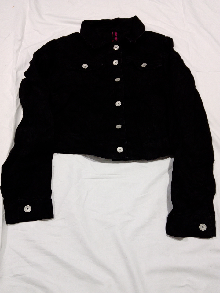 Jaqueta Cropped de Veludo Cotelê Preta com Detalhe..