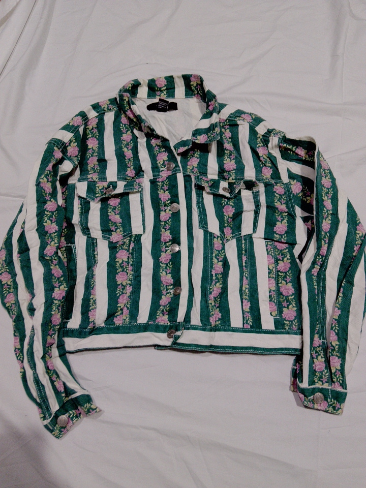 Veste en jean florale à rayures vertes et blanches..