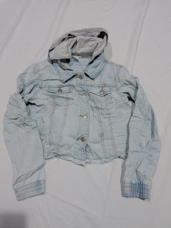 Kurze Kapuzen-Denimjacke mit fransigen Kanten Größ..