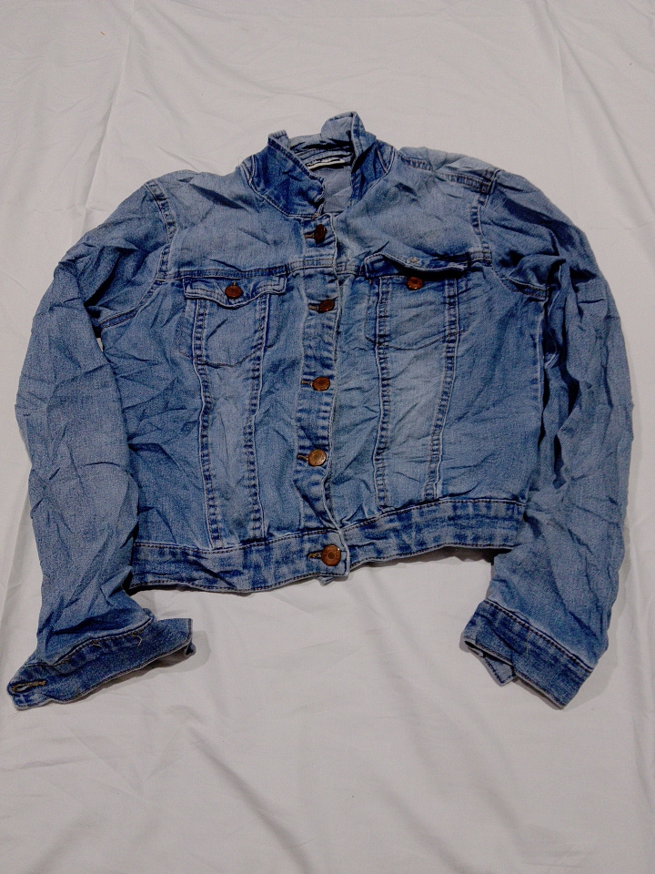 Veste en denim délavé courte par Loisy May