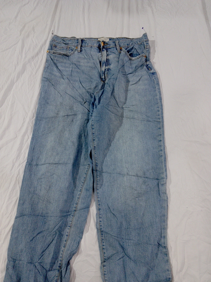 Universal Thread Women's Relaxed Straight Leg Blue..