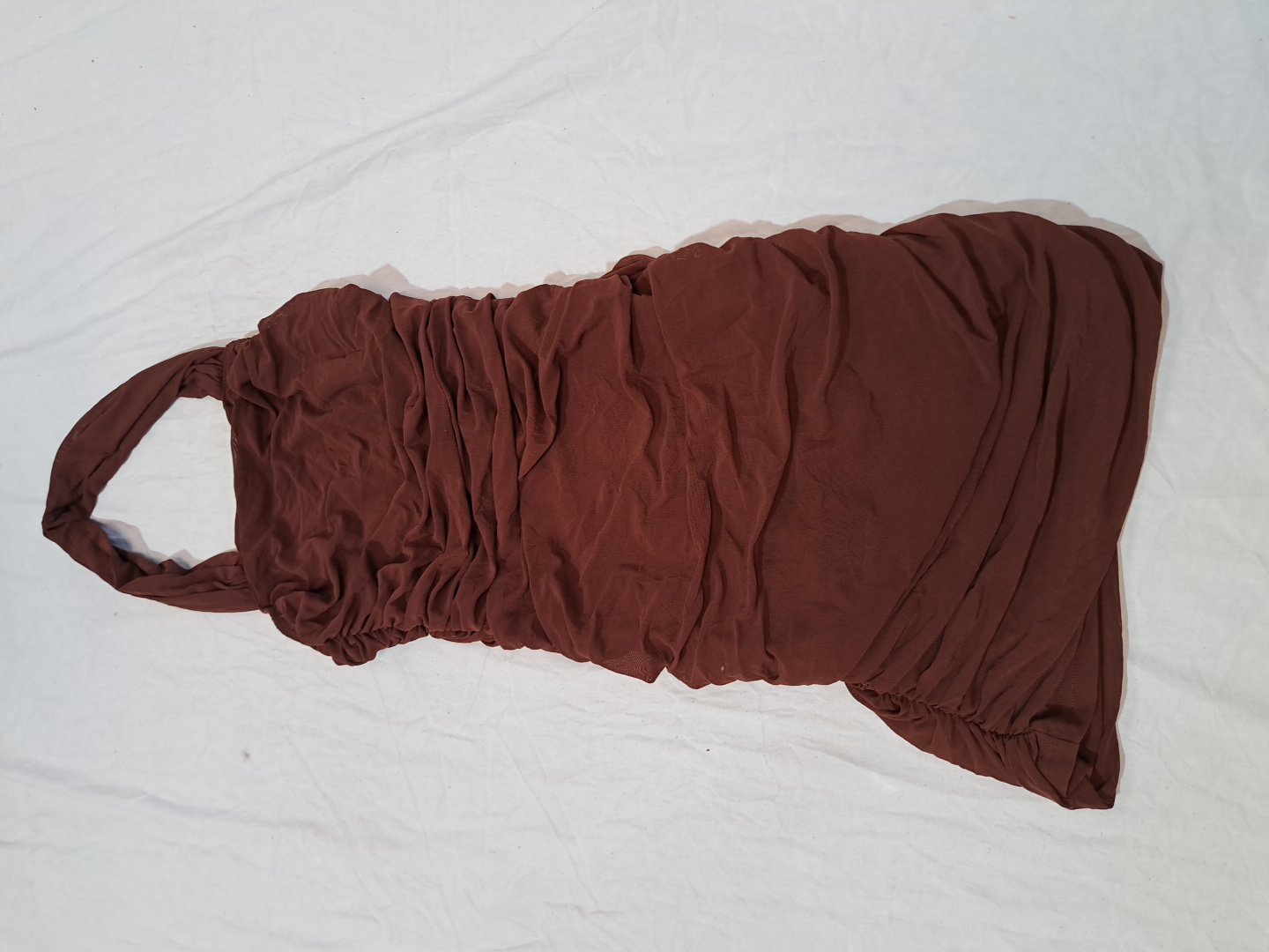 Abito mini a collo halter arricciato marrone