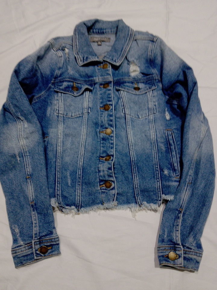 Veste en jean effilochée cropped de Just USA Taill..