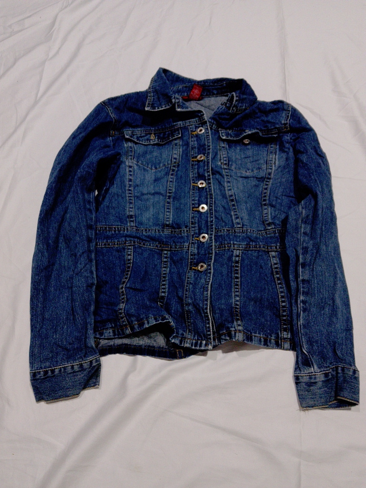  Klassische blaue Jeansjacke mit Knopfleiste und T..
